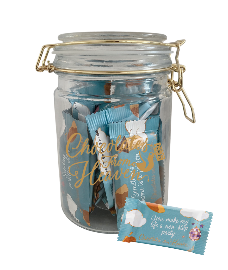 Chocolates from heaven little chocolates with quote kleine chocolaatjes met quotes in reusable jar herbruikbare bokaal glas goud bio fairtrade melkchocolade amandel karamel zeezout milk chocolate almond caramel seasalt