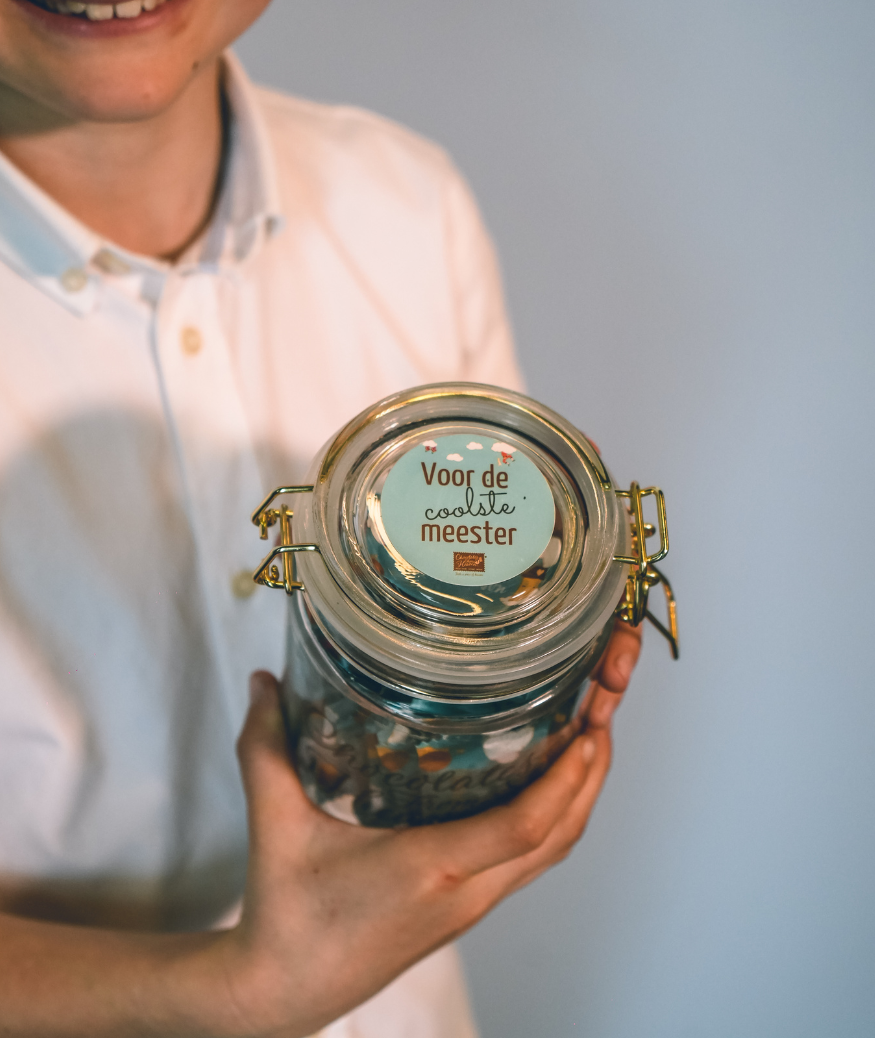 Chocolates from heaven little chocolates with quote kleine chocolaatjes met quotes in reusable jar herbruikbare bokaal glas goud bio fairtrade melkchocolade amandel karamel zeezout milk chocolate almond caramel seasalt cadeau voor de coolste meester school