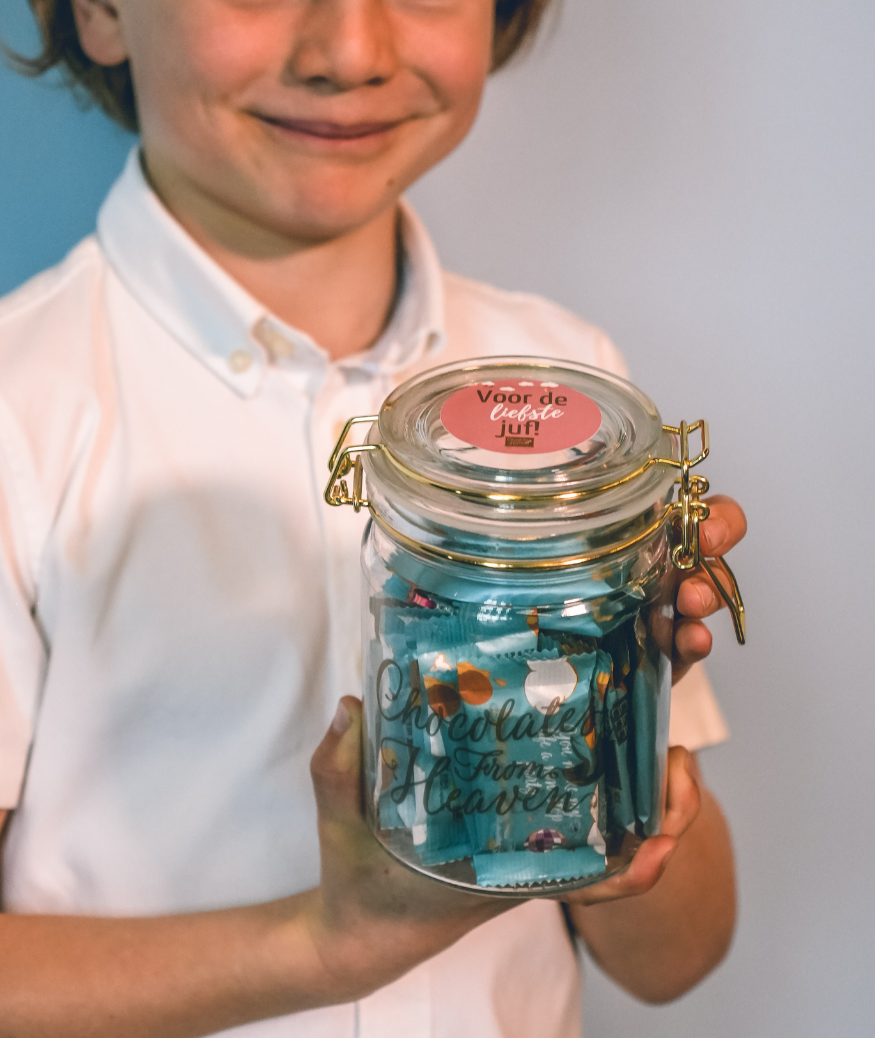 Chocolates from heaven little chocolates with quote kleine chocolaatjes met quotes in reusable jar herbruikbare bokaal glas goud bio fairtrade melkchocolade amandel karamel zeezout milk chocolate almond caramel seasalt cadeau voor de liefste juf school
