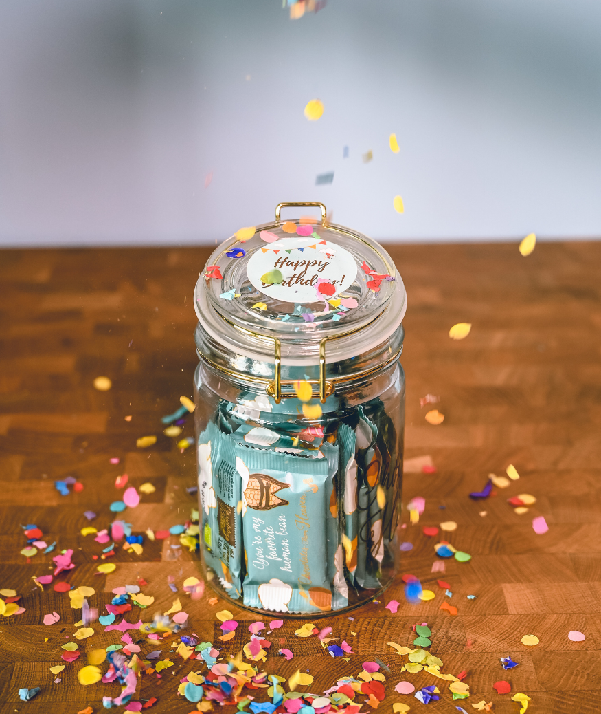 Chocolates from heaven little chocolates with quote kleine chocolaatjes met quotes in reusable jar herbruikbare bokaal glas goud bio fairtrade melkchocolade amandel karamel zeezout milk chocolate almond caramel seasalt happy birthday birthday edition verjaardag cadeau confetti