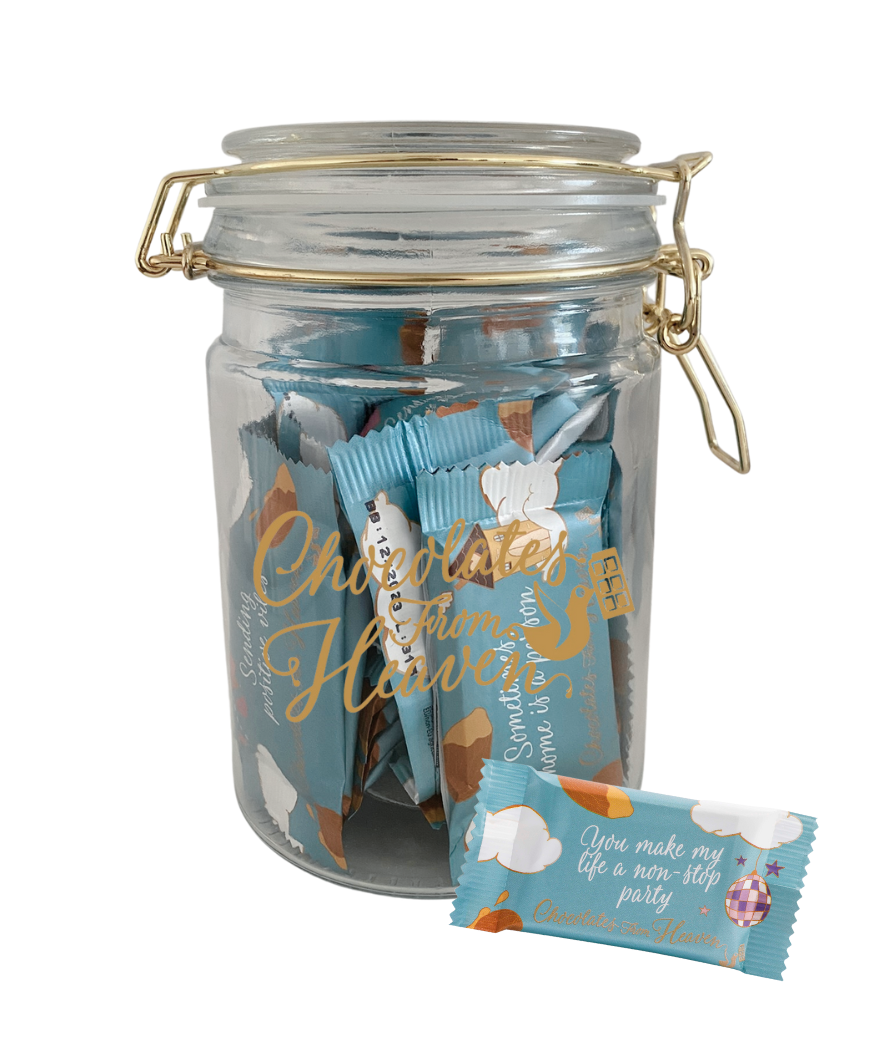 Chocolates from heaven little chocolates with quote kleine chocolaatjes met quotes in reusable jar herbruikbare bokaal glas goud bio fairtrade melkchocolade amandel karamel zeezout milk chocolate almond caramel seasalt