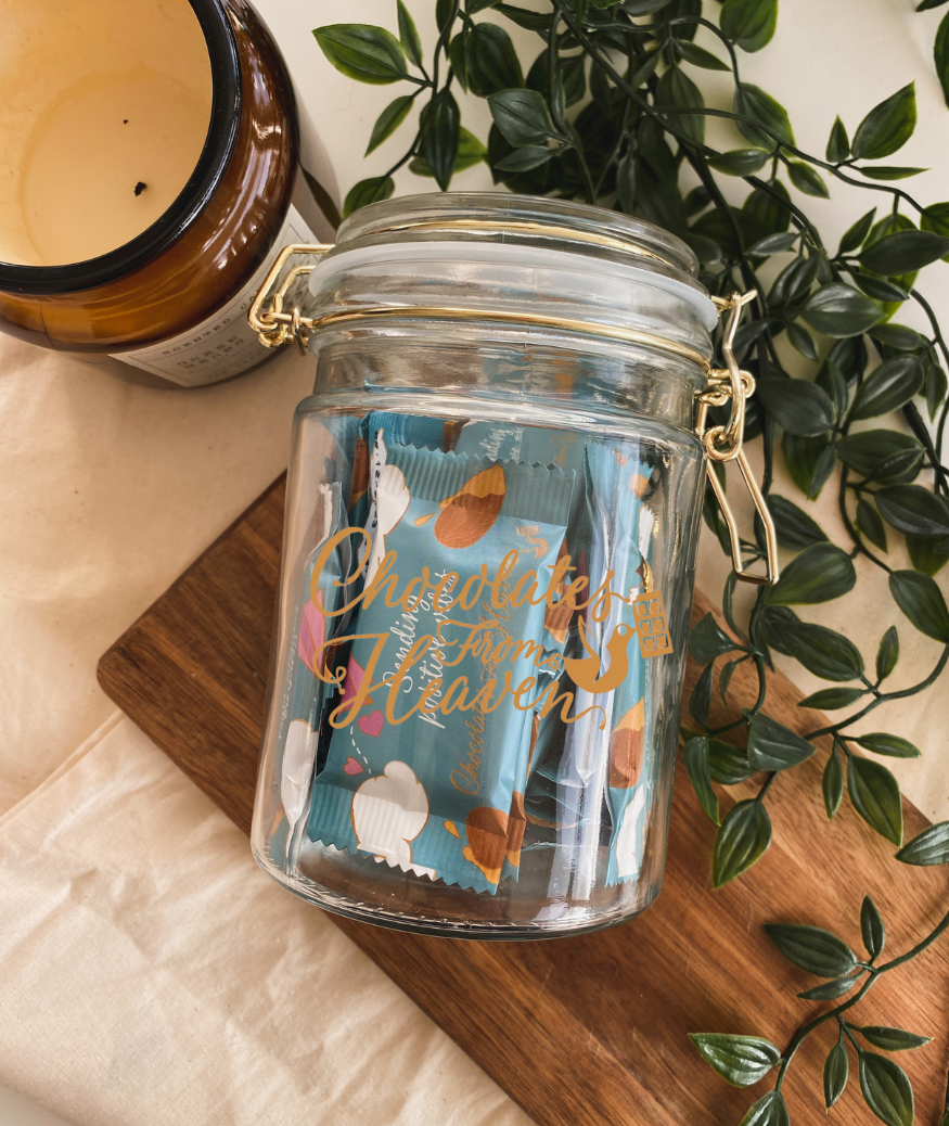 Chocolates from heaven little chocolates with quote kleine chocolaatjes met quotes in reusable jar herbruikbare bokaal glas goud bio fairtrade melkchocolade amandel karamel zeezout milk chocolate almond caramel seasalt
